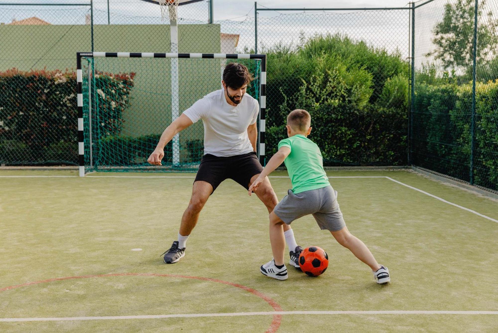 Vale Da Lapa Village Resort Carvoeiro  Buitenkant foto A player attempts to gain possession of the ball.